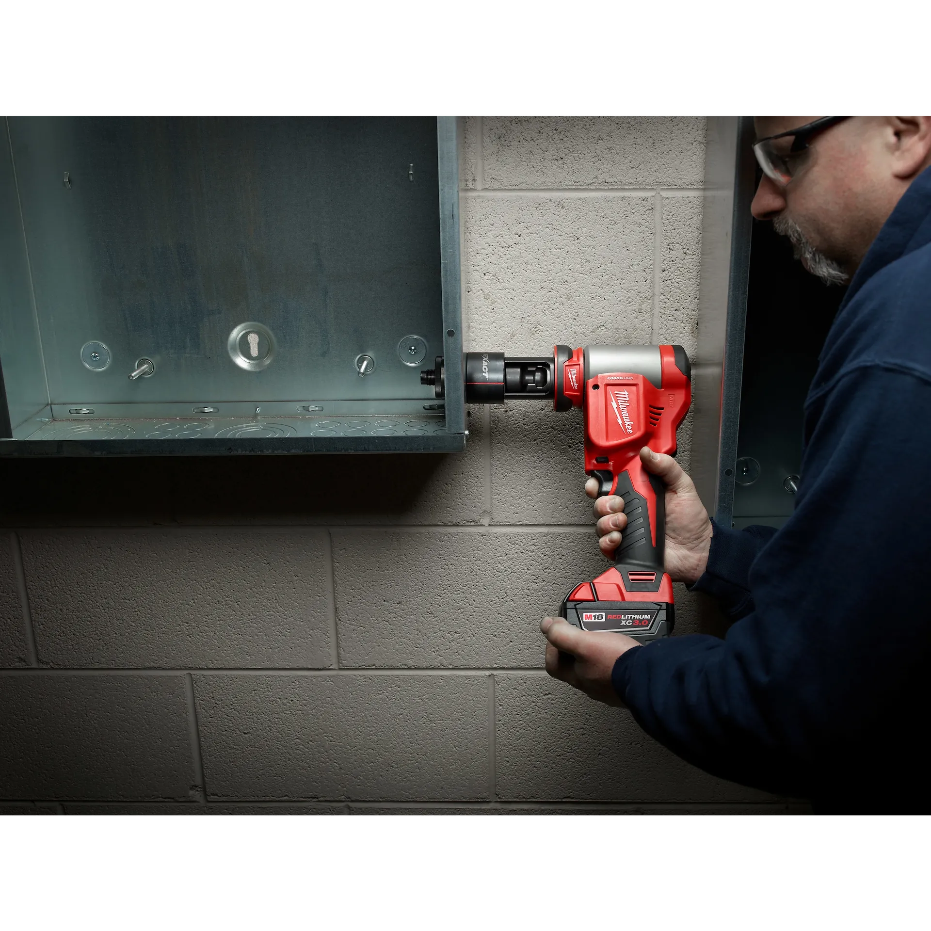 Milwaukee 2676-22 - M18™ FORCE LOGIC™ 10 Ton Knockout Tool 1/2" to 2" Kit