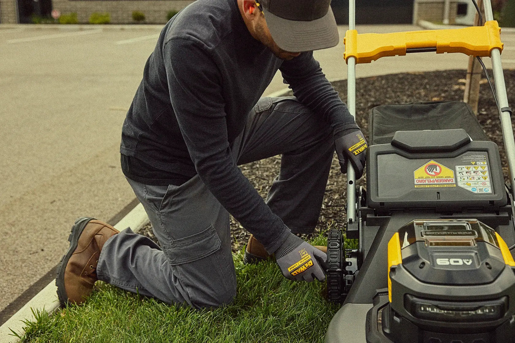 DEWALT DCMWSP700Y2 - 60V MAX 21-in. Brushless Cordless RWD Self-Propelled Lawn Mower Kit