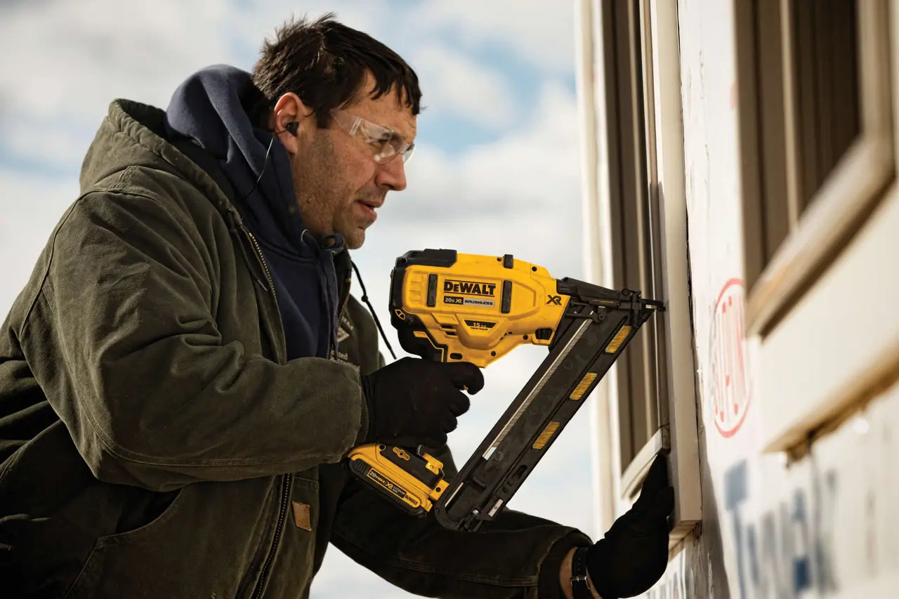 DEWALT DCN650D1 - 20V MAX** XR® 15 ga Cordless Angled Finish Nailer Kit