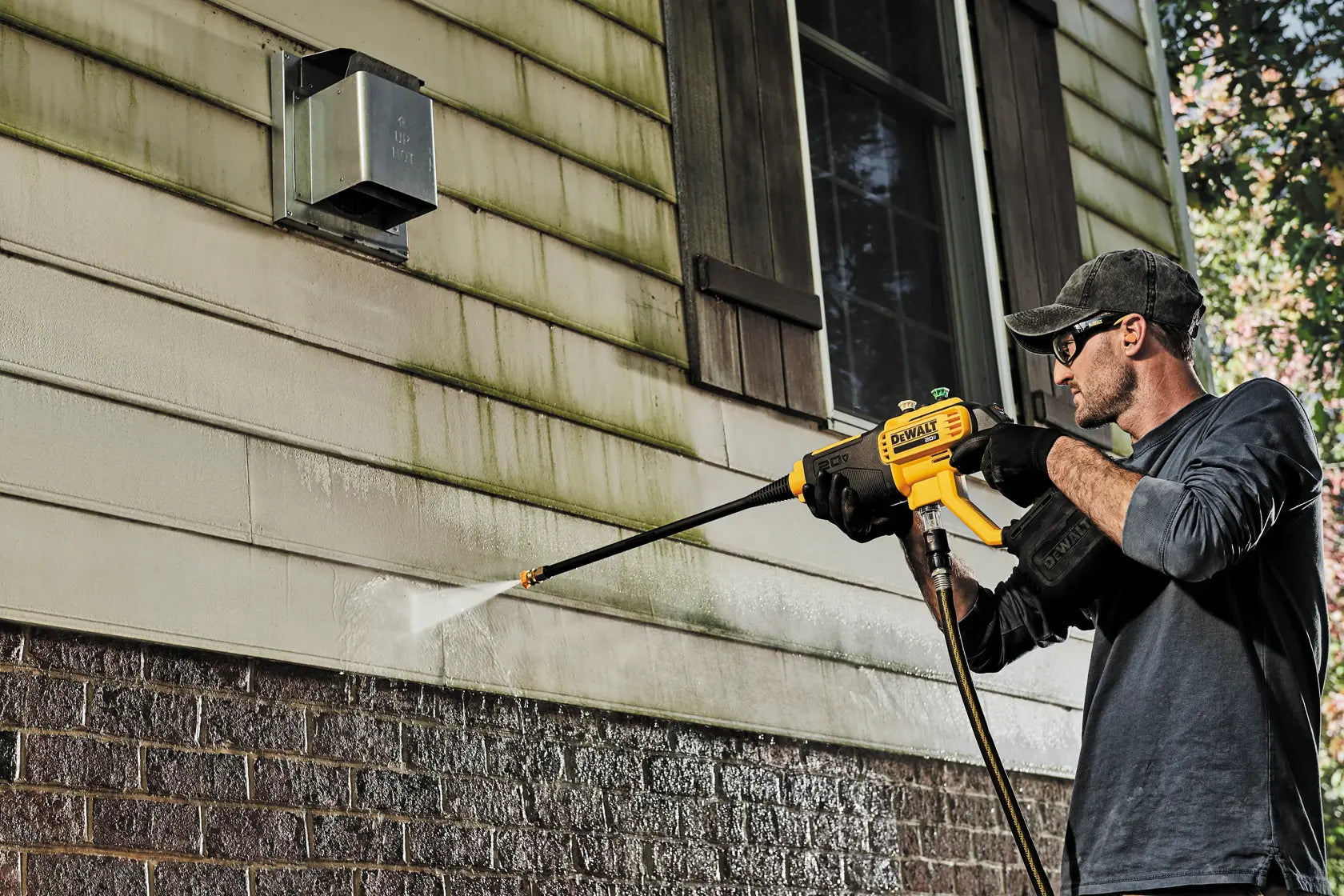 DEWALT DCPW550P1 - 20V MAX 550 PSI Cordless Power Cleaner Kit