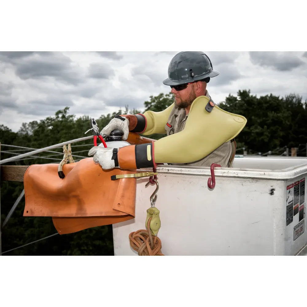 Milwaukee MT500 - 9" Lineman’s Pliers - Wise Line Tools