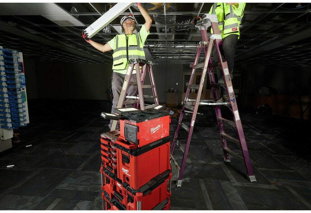 MILWAUKEE - 2357-20 M18 PACKOUT Light/Charger (Tool Only)