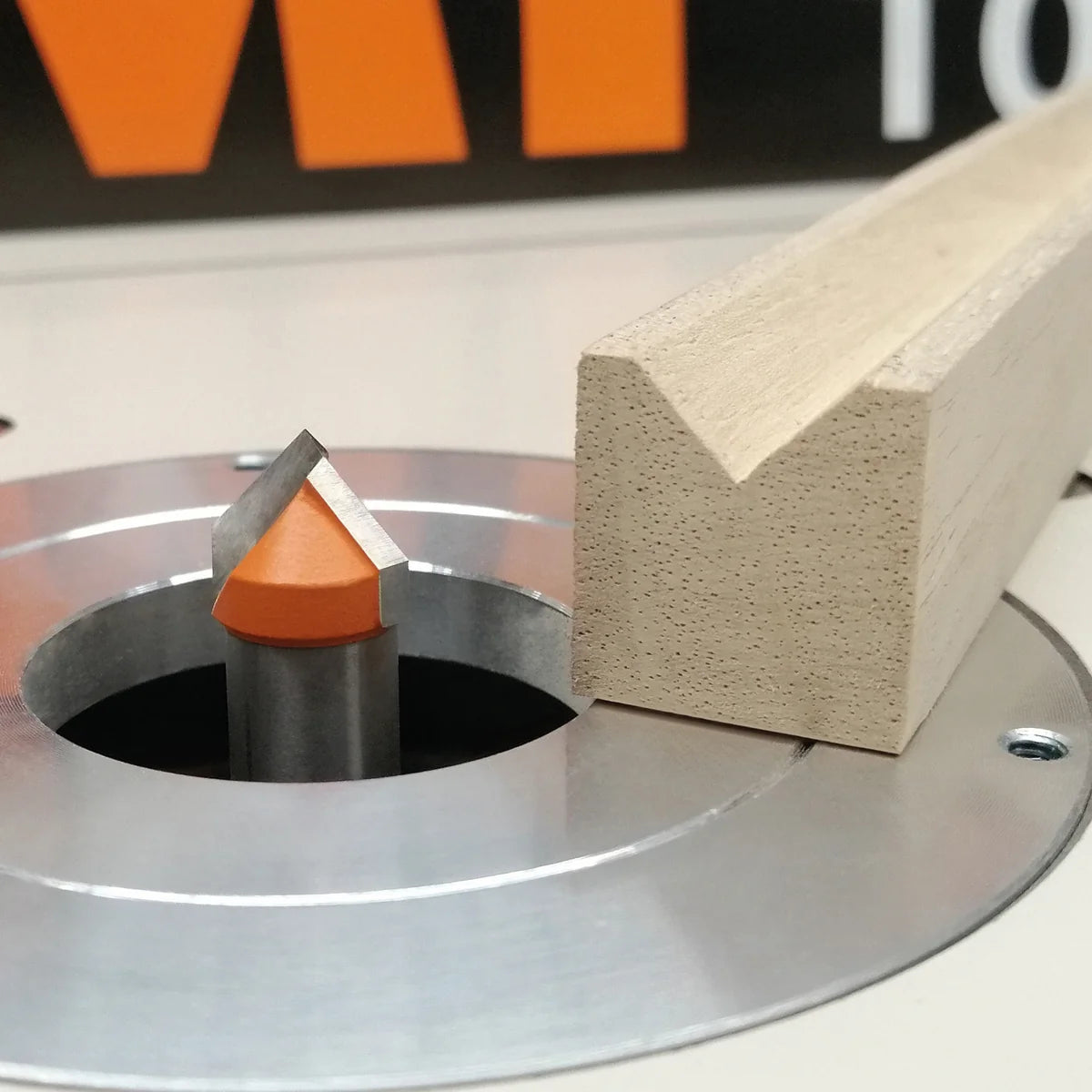 CMT 815.127.11 - 1/2" 90° V-Grooving Router Bit