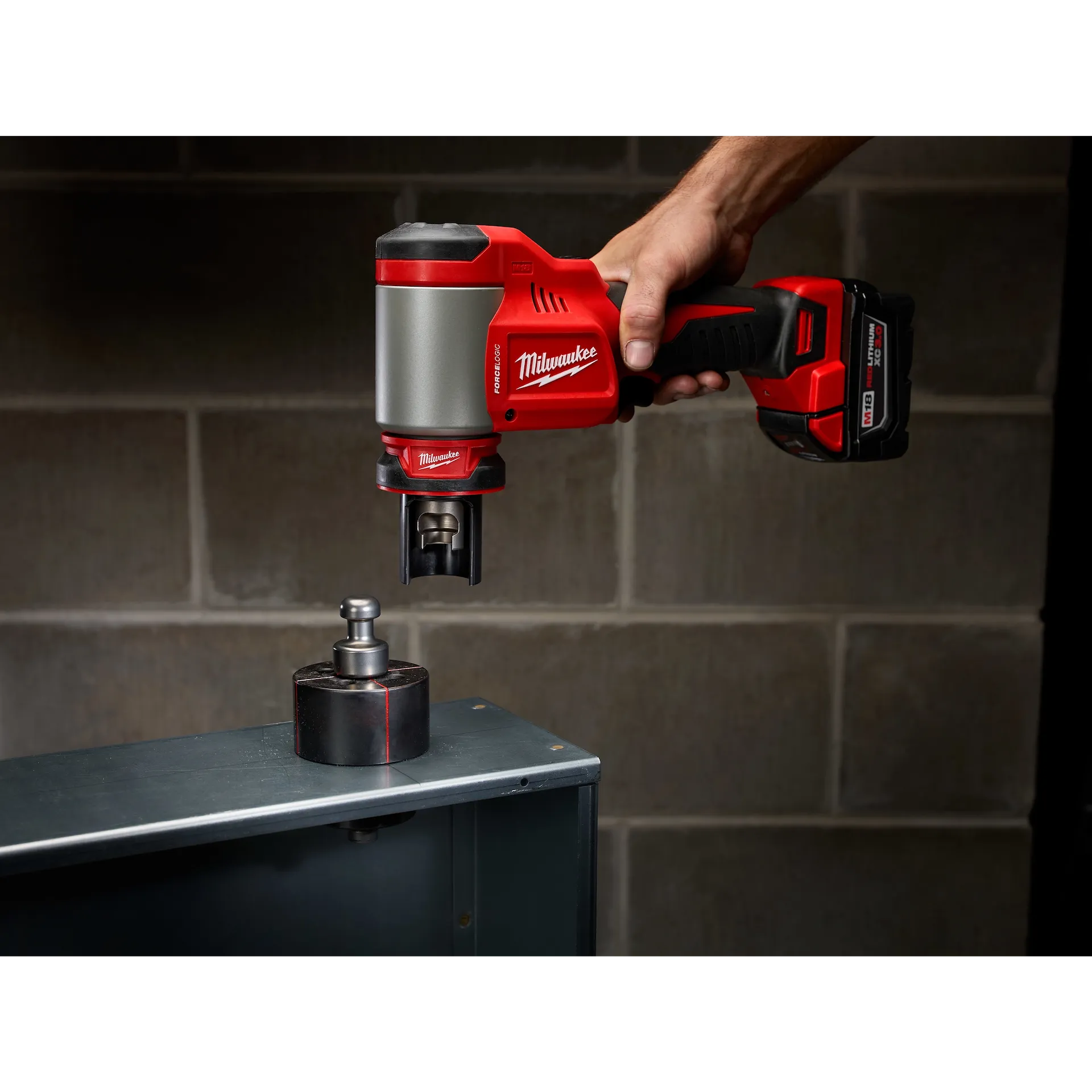 Milwaukee 2676-22 - M18™ FORCE LOGIC™ 10 Ton Knockout Tool 1/2" to 2" Kit