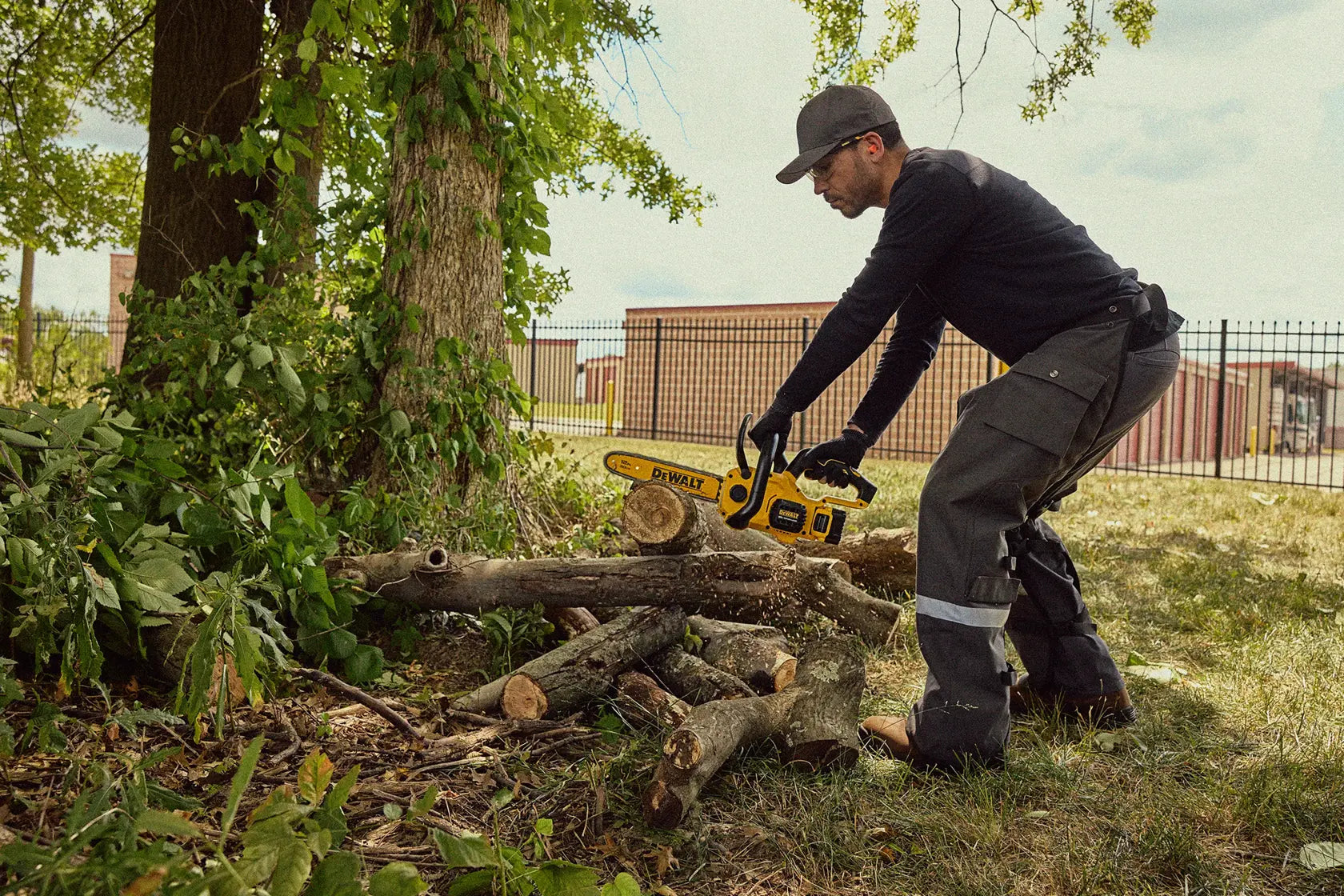 DEWALT DCCS621B - 20V MAX Compact 12-in. Brushless Cordless Chainsaw