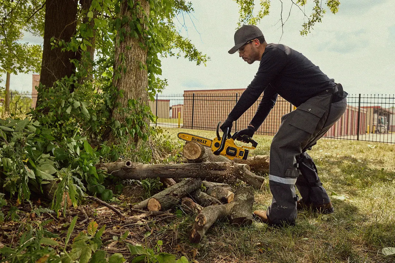 DEWALT DCCS621P1 - 20V MAX* 12-In. Compact Brushless Cordless Chainsaw Kit