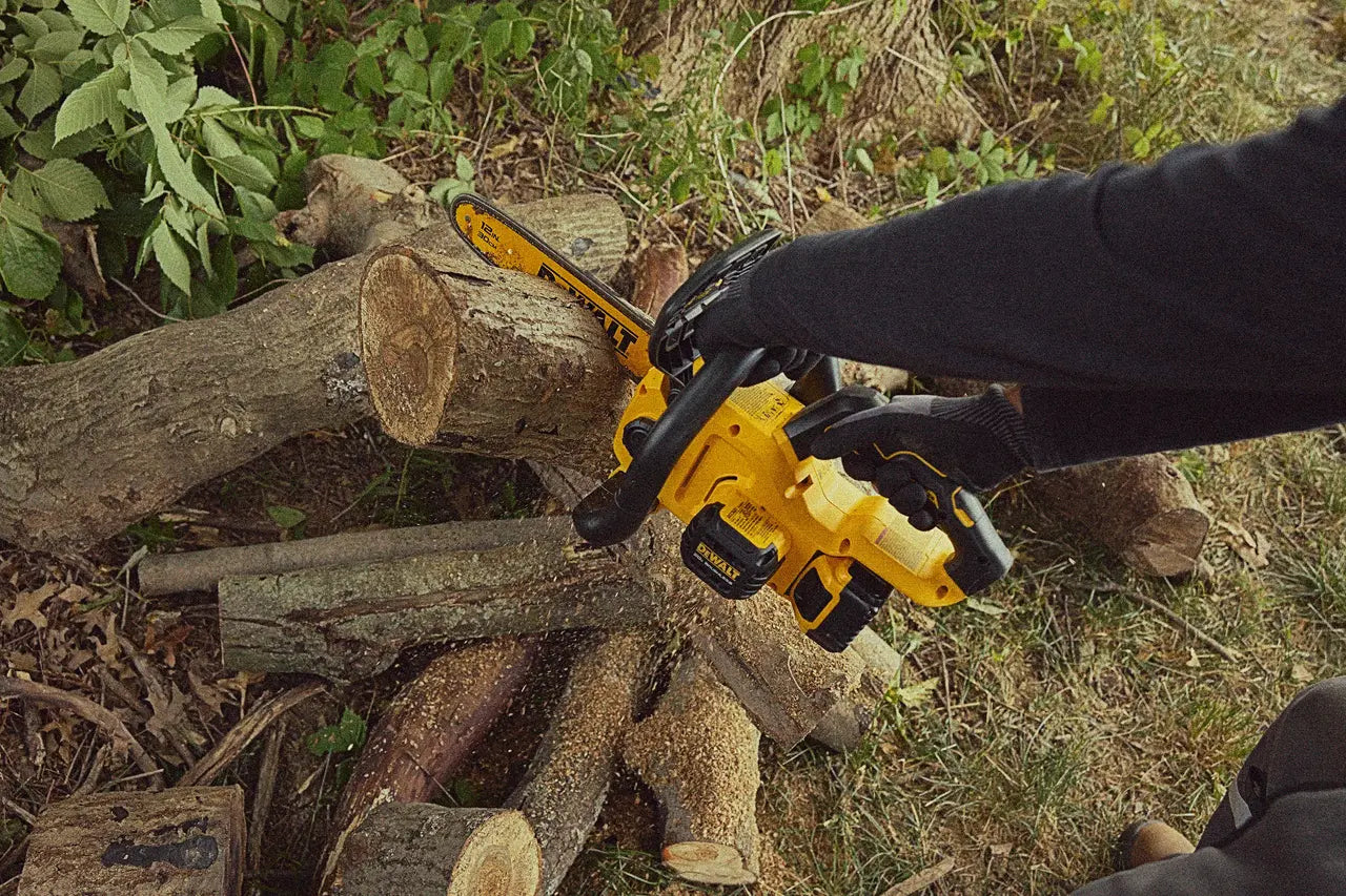 DEWALT DCCS621P1 - 20V MAX* 12-In. Compact Brushless Cordless Chainsaw Kit