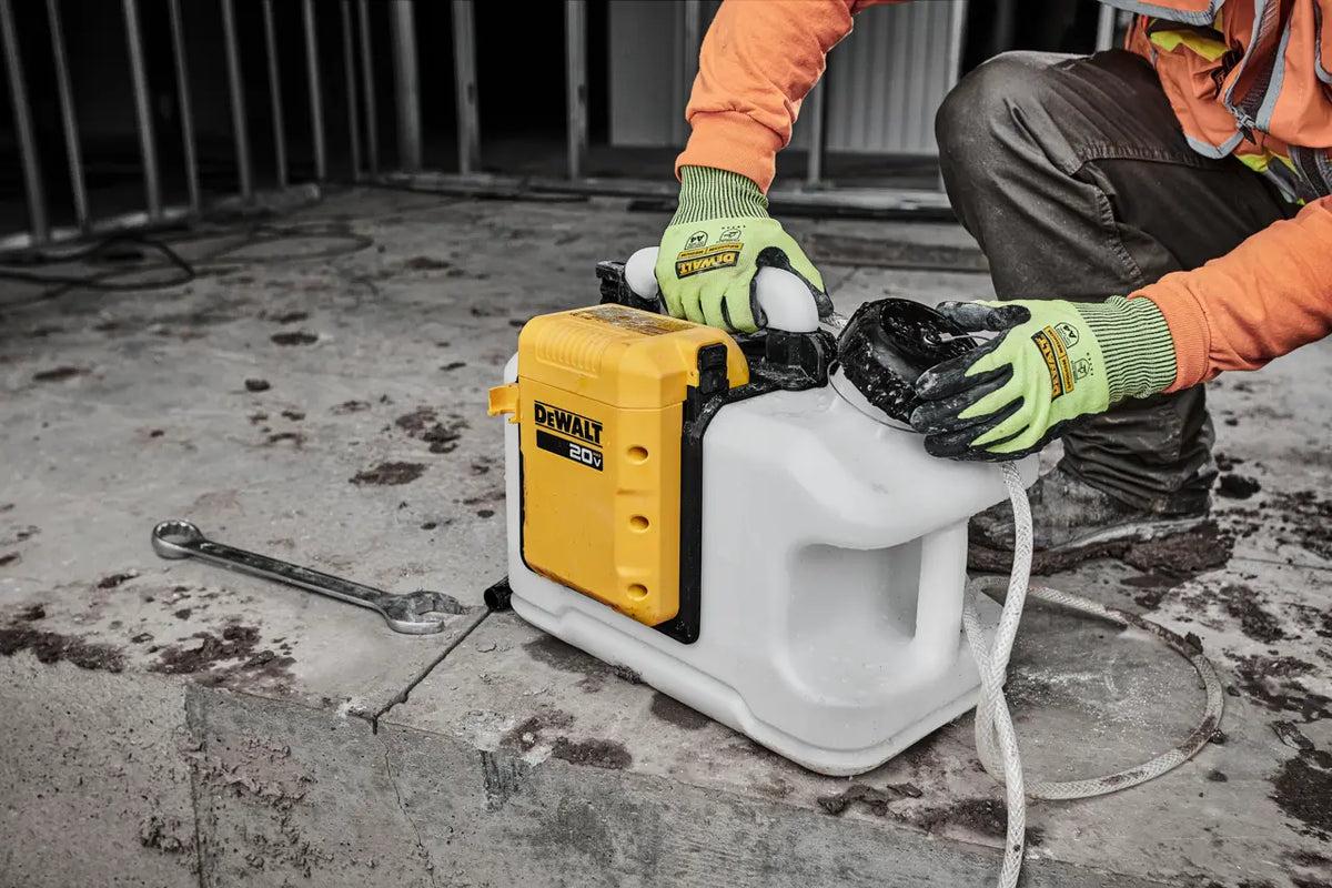 DEWALT DCE6820B - 20V MAX* POWERED Water Tank
