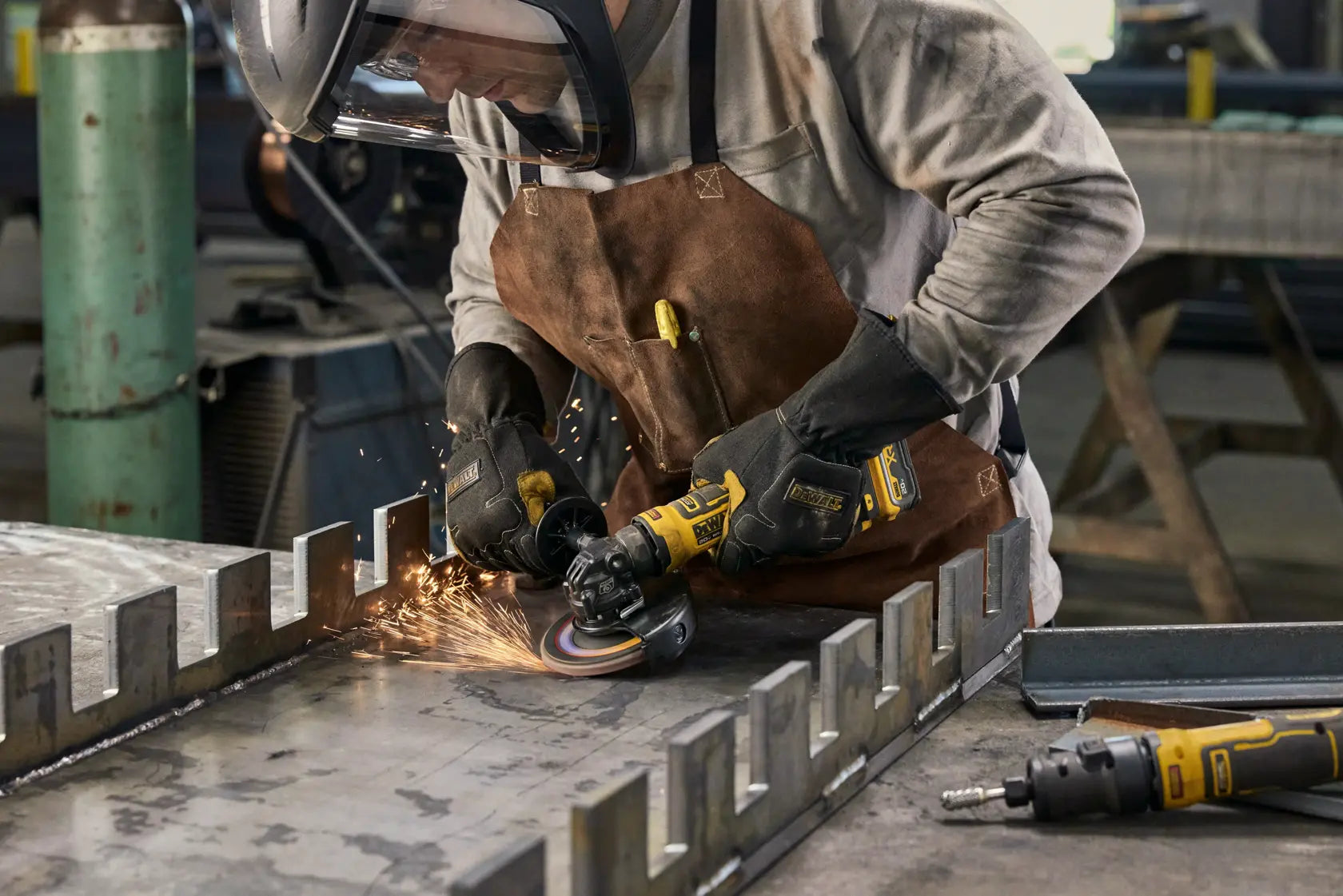 DEWALT DCG402B - 20V MAX* ATOMIC 4-1/2-in. Angle Grinder