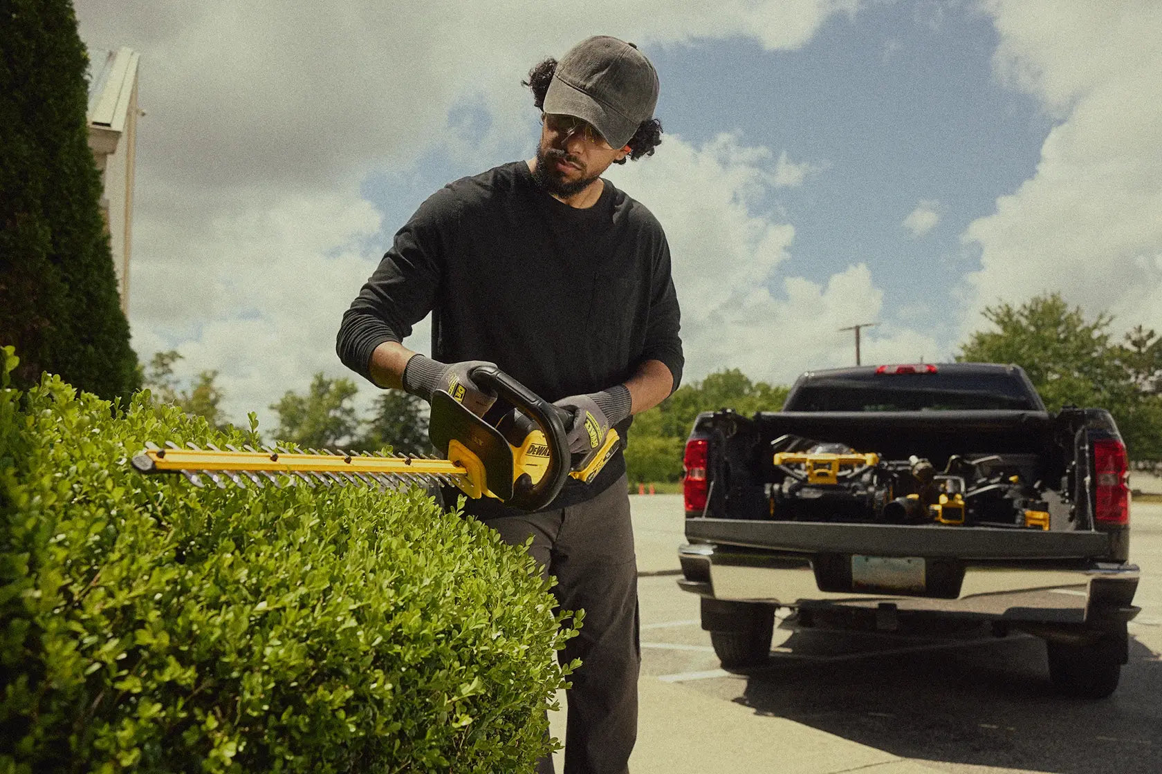 DEWALT DCHT821B - 20V MAX 22-in. Cordless Hedge Trimmer