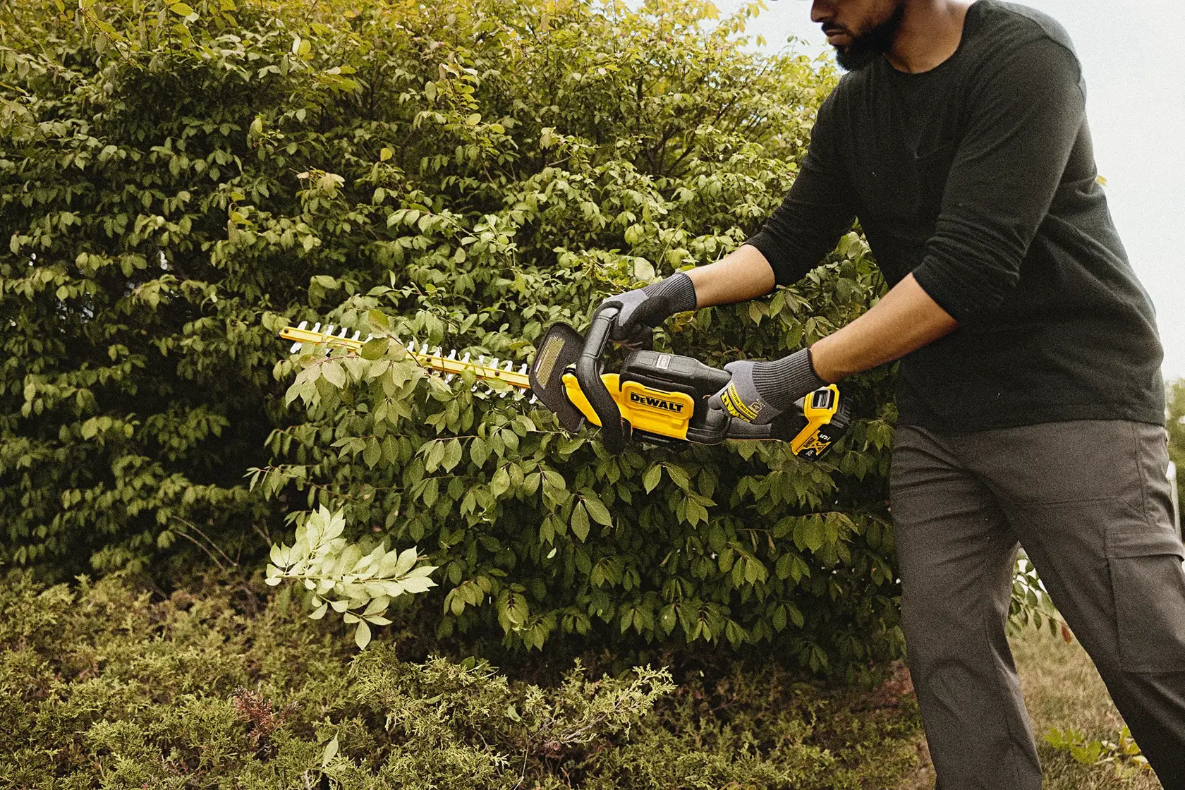 DEWALT DCHT821B - 20V MAX 22-in. Cordless Hedge Trimmer