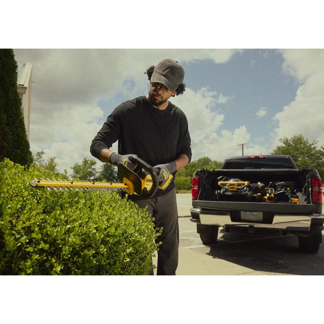 DEWALT DCHT821P1 - 20V MAX 22-in. Cordless Hedge Trimmer Kit
