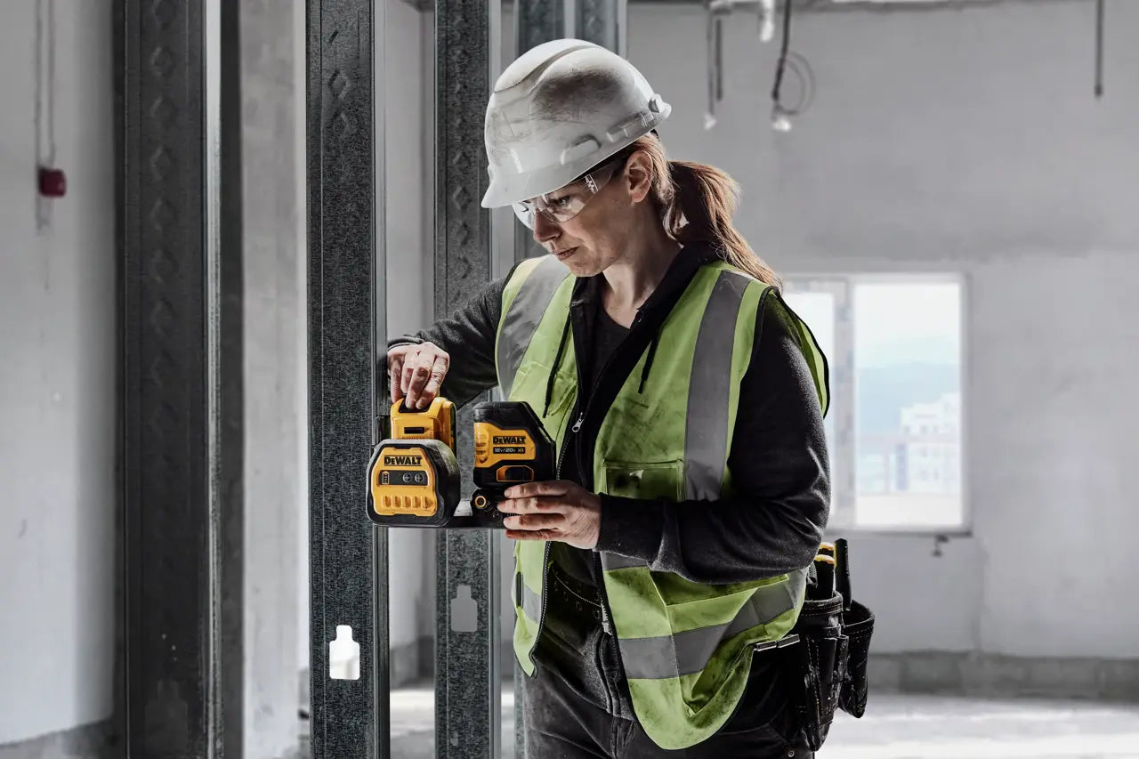 DEWALT DCLE34020GB - 20V MAX* XR® Cordless Cross Line Green Laser