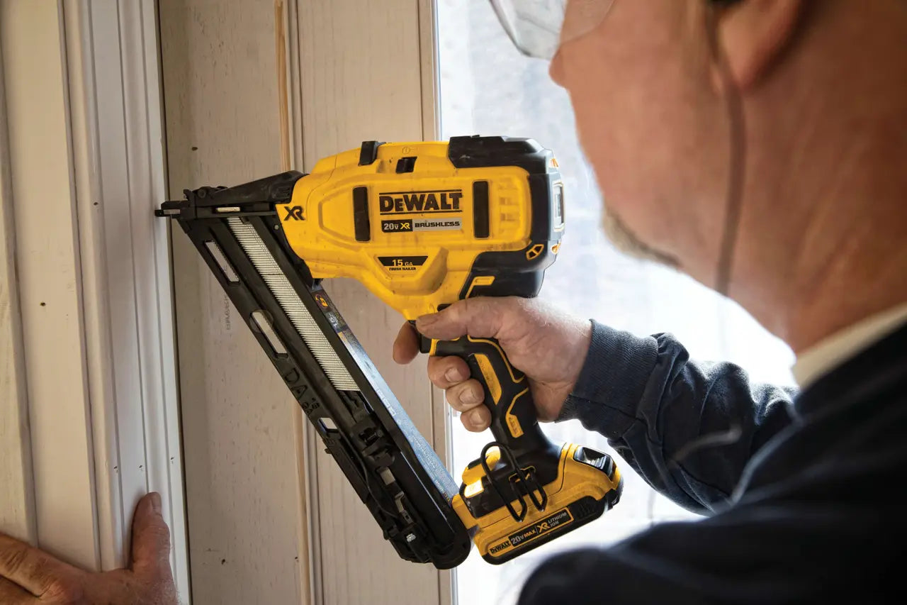 DEWALT DCN650D1 - 20V MAX** XR® 15 ga Cordless Angled Finish Nailer Kit
