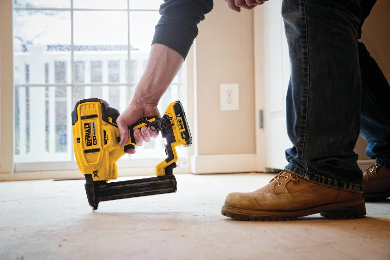 DEWALT DCN681D1 - 20V MAX* XR® 18 ga cordless narrow crown stapler kit