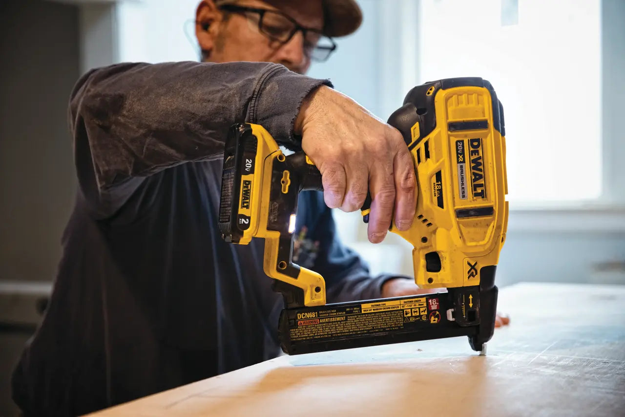 DEWALT DCN681D1 - 20V MAX* XR® 18 ga cordless narrow crown stapler kit
