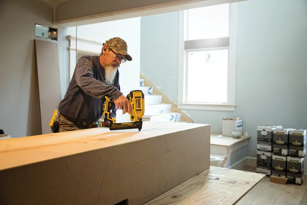 DEWALT DCN681D1 - 20V MAX* XR® 18 ga cordless narrow crown stapler kit