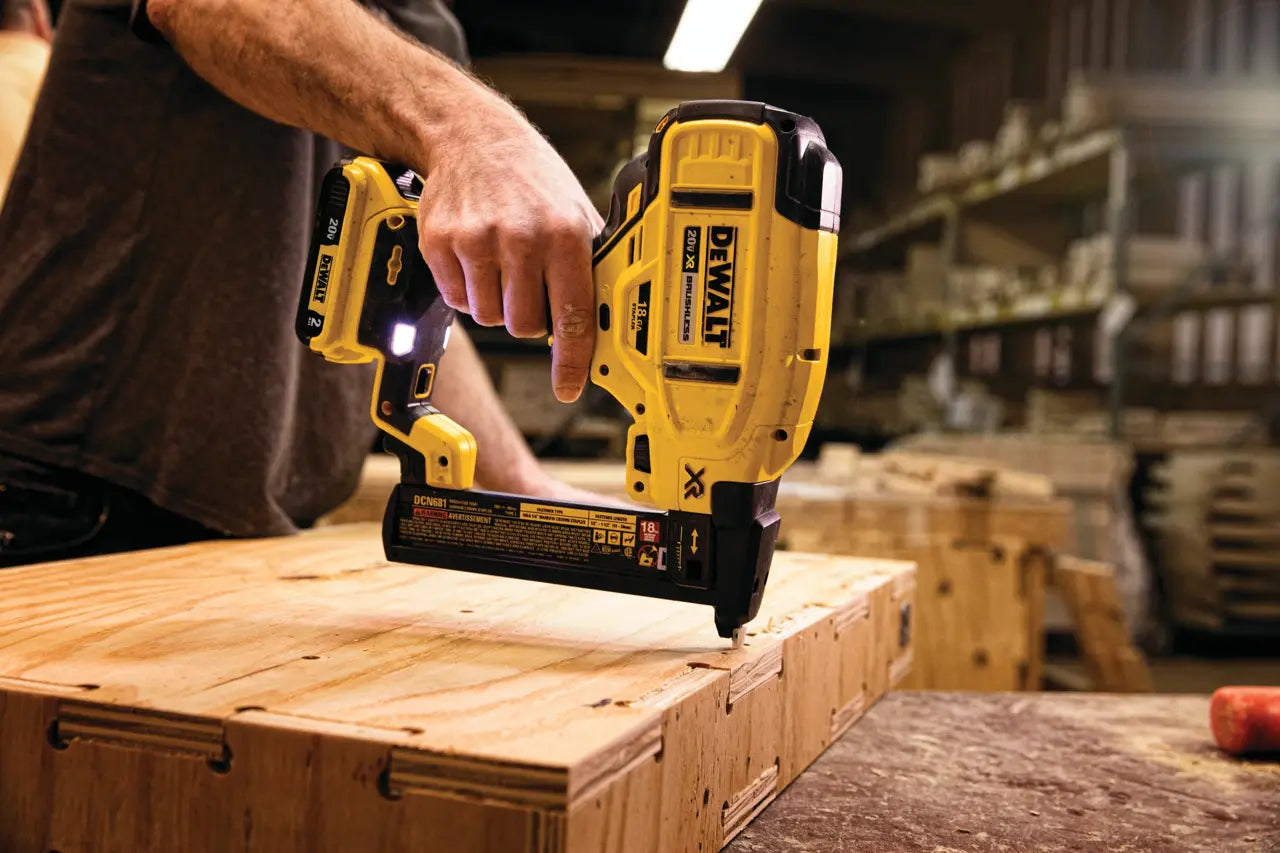 DEWALT DCN681D1 - 20V MAX* XR® 18 ga cordless narrow crown stapler kit