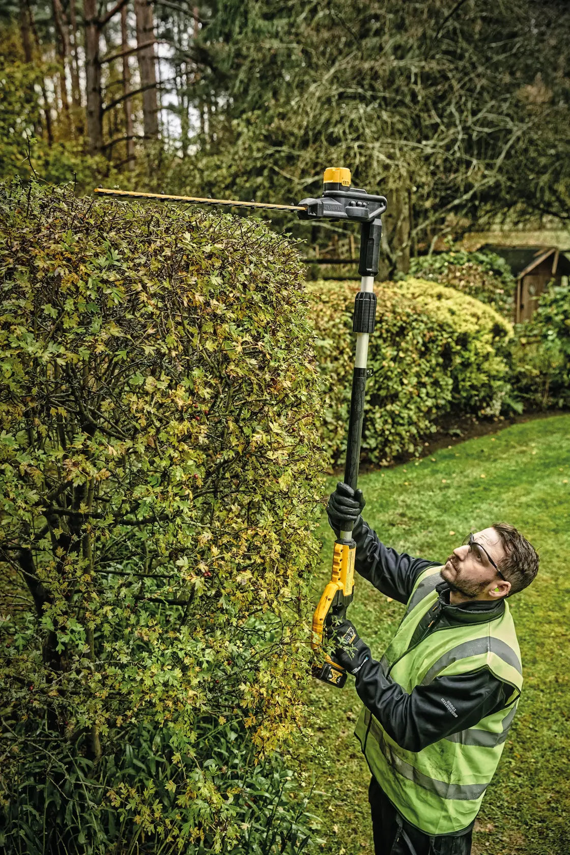 DEWALT DCPH820B - 20V MAX 22-in. Pole Hedger Trimmer