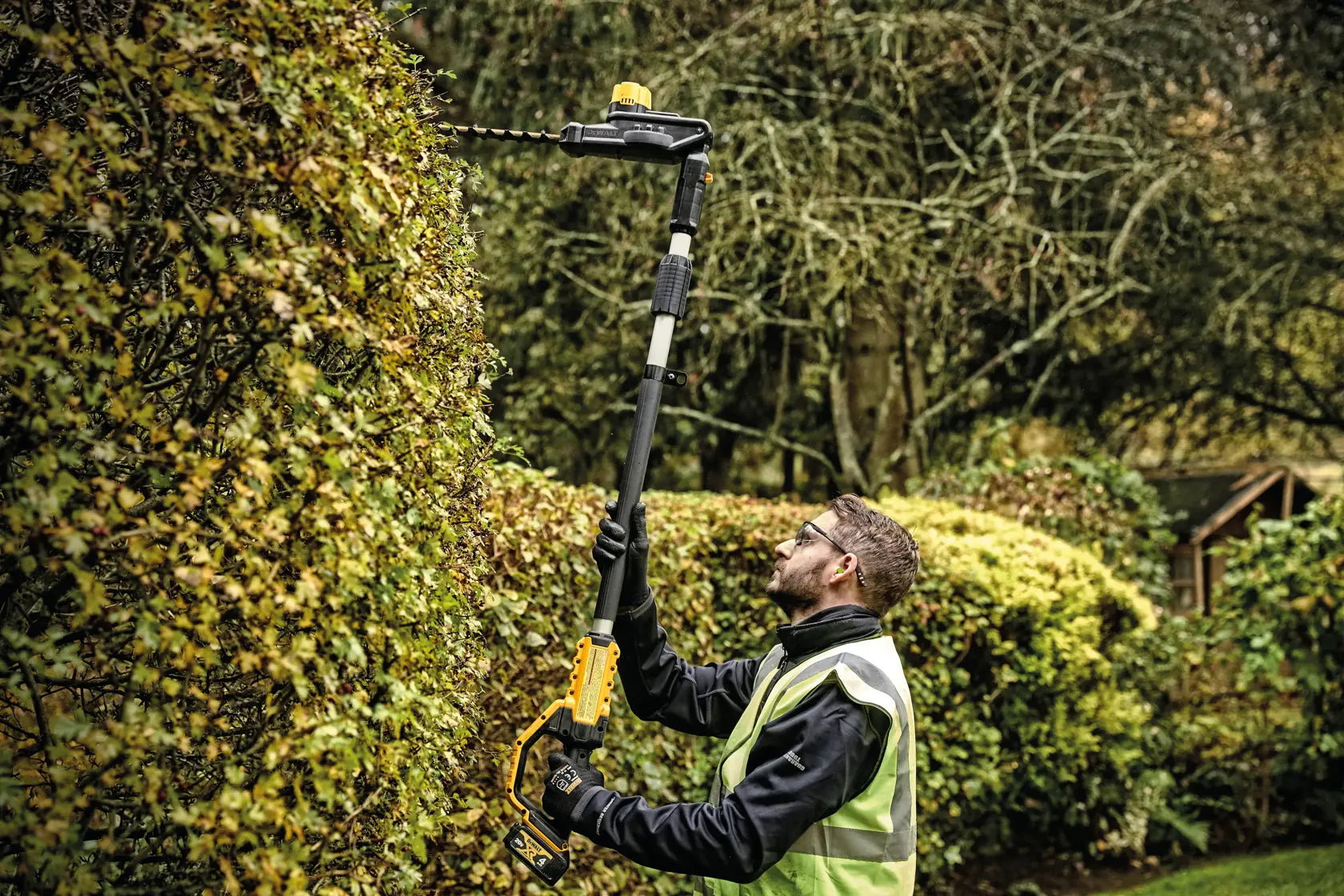 DEWALT DCPH820B - 20V MAX 22-in. Pole Hedger Trimmer