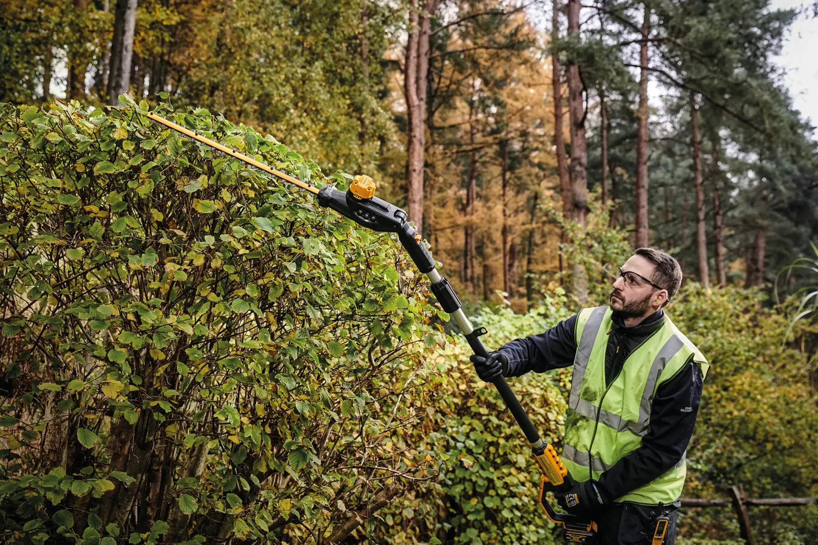 DEWALT DCPH820B - 20V MAX 22-in. Pole Hedger Trimmer