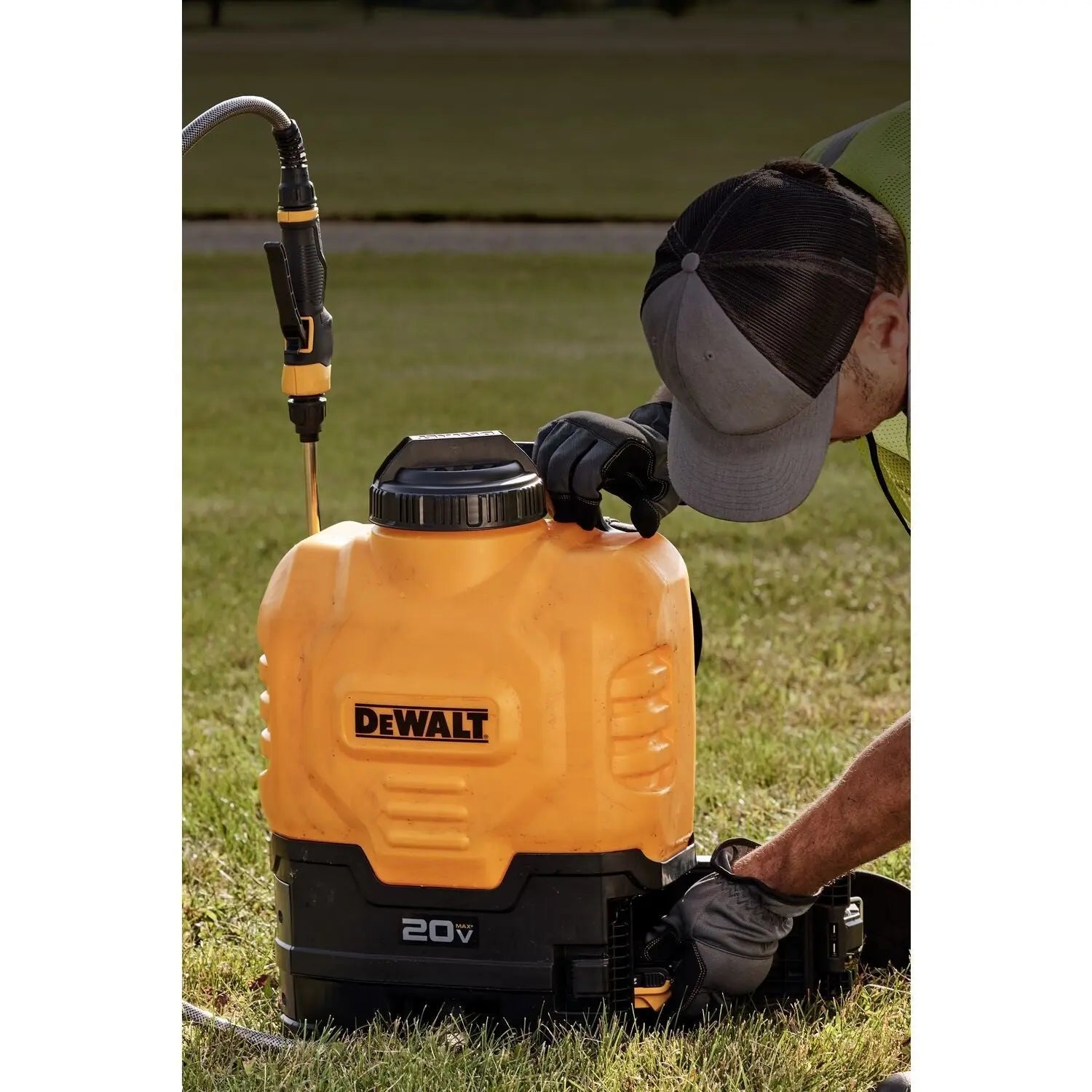 DEWALT DXSP190681B 4 gal. Cordless Backpack Sprayer-(TOOL ONLY) - Wise Line Tools