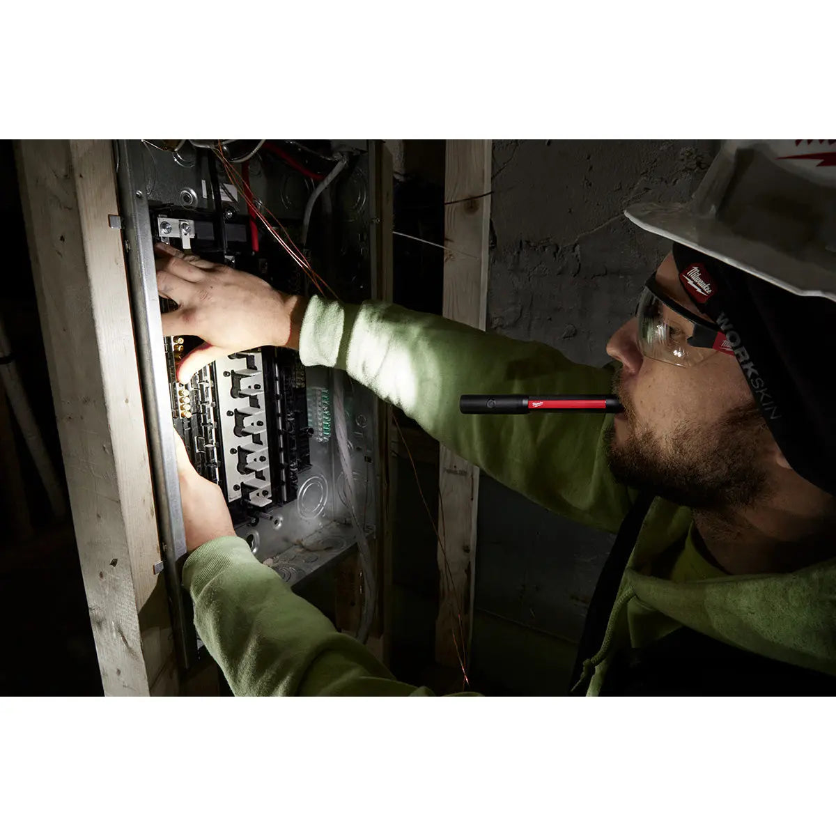 Milwaukee 2010R - Rechargeable 250L Penlight w/ Laser - Wise Line Tools