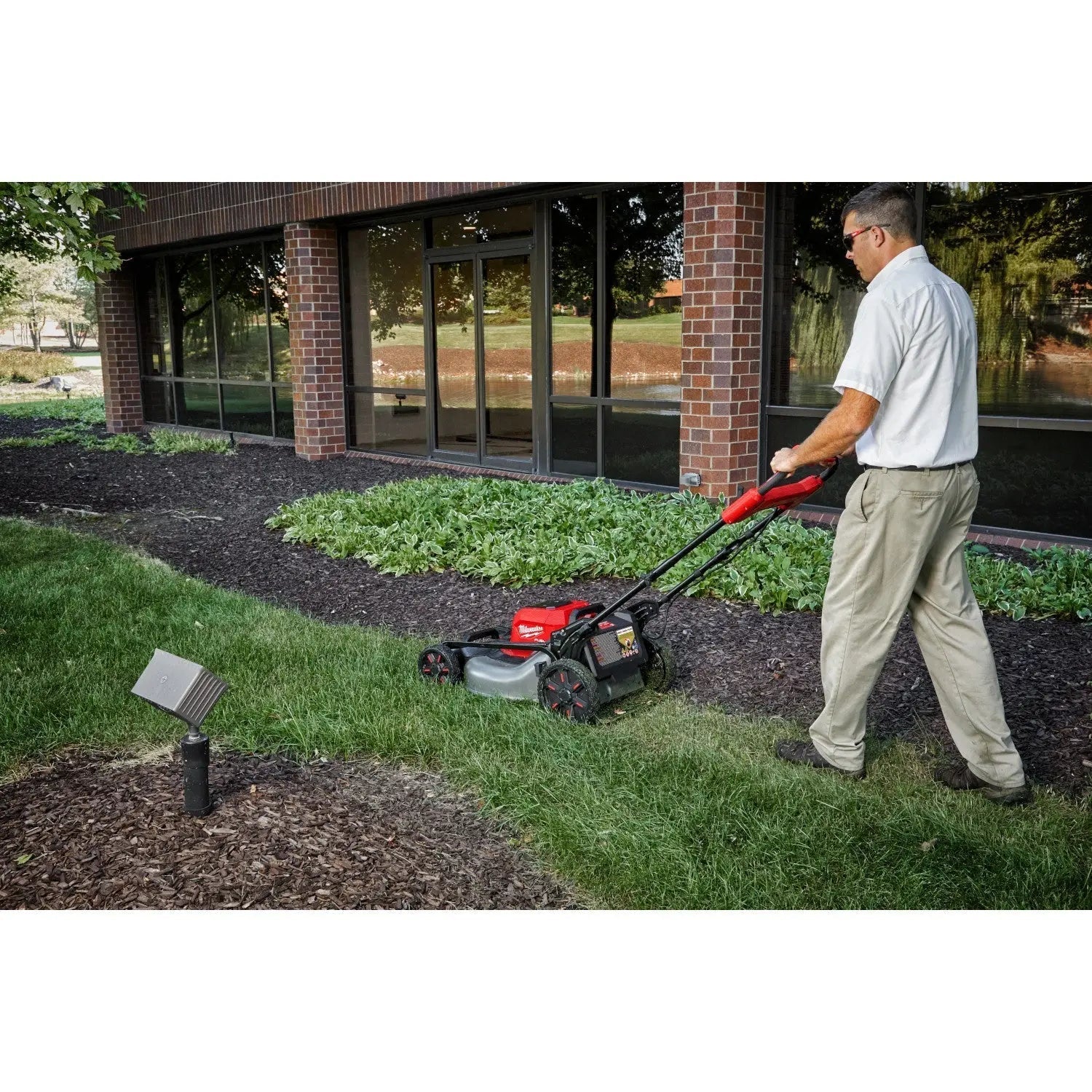 Milwaukee 2823-22HD - M18 FUEL™ 21" Self-Propelled Dual Battery Mower Kit