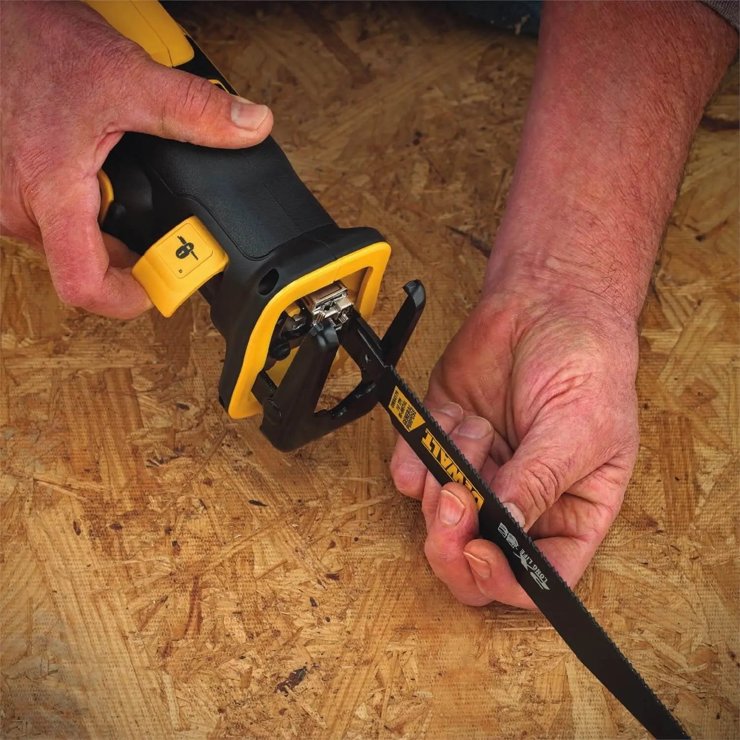 Dewalt DCS367B - 20 V Brushless Compact Recip. Saw