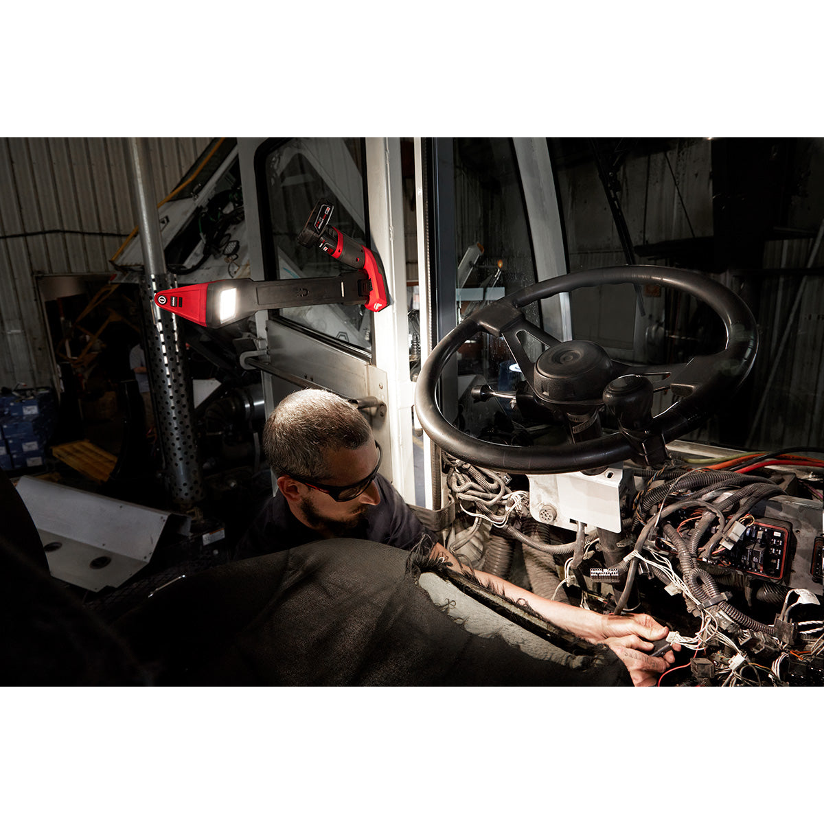 Milwaukee 2126-20 - M12™ Underbody Light - Wise Line Tools