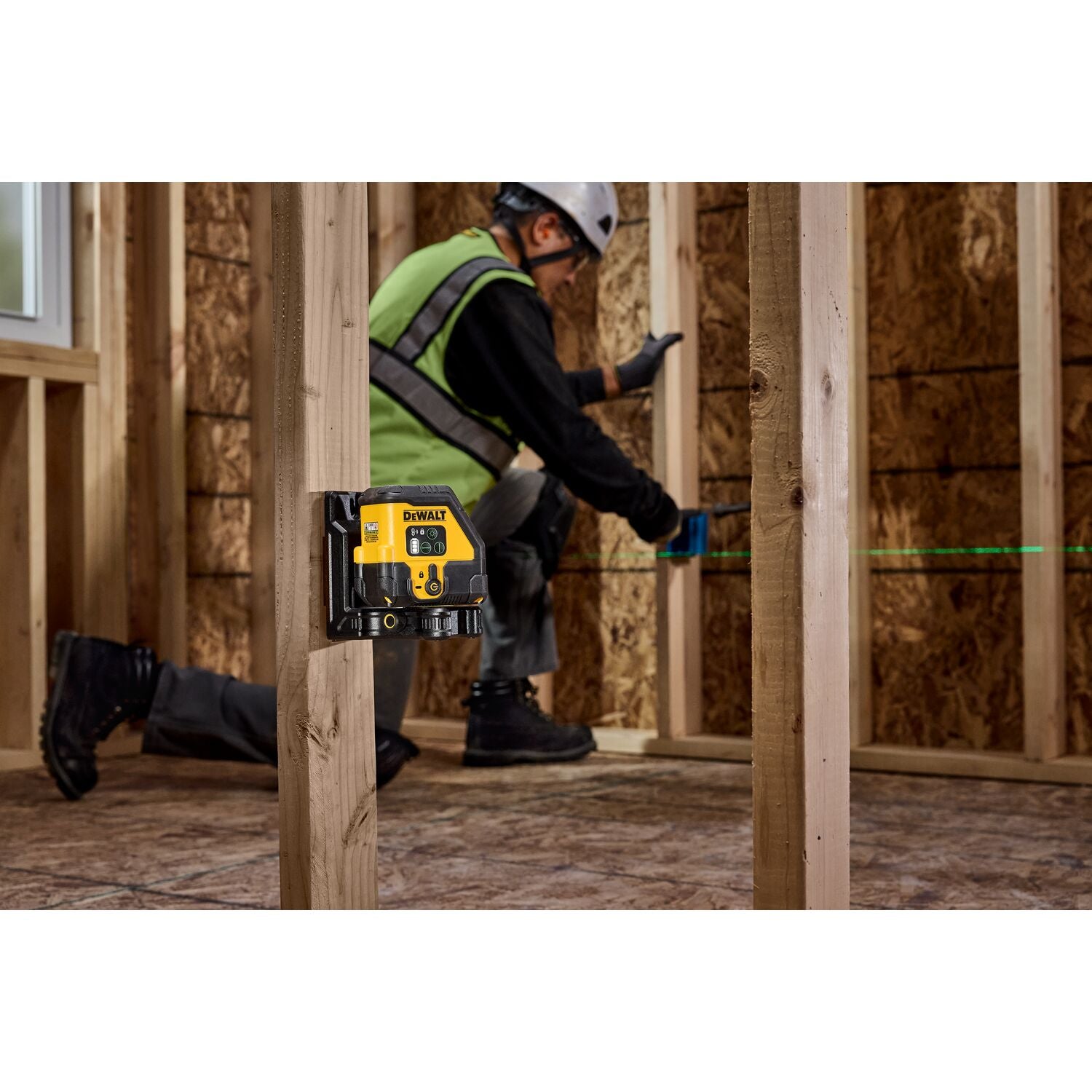 DEWALT DCLE14201GB - USB Rechargeable Green Cross Line Laser Base Kit