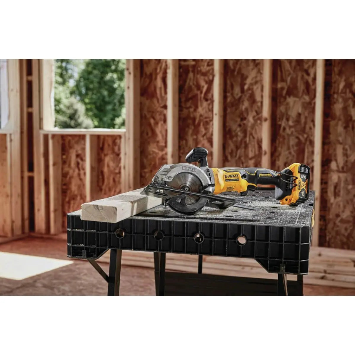 Dewalt DCS571B ATOMIC 20V MAX* BRUSHLESS 4-1/2 IN. CORDLESS CIRCULAR SAW (TOOL ONLY)